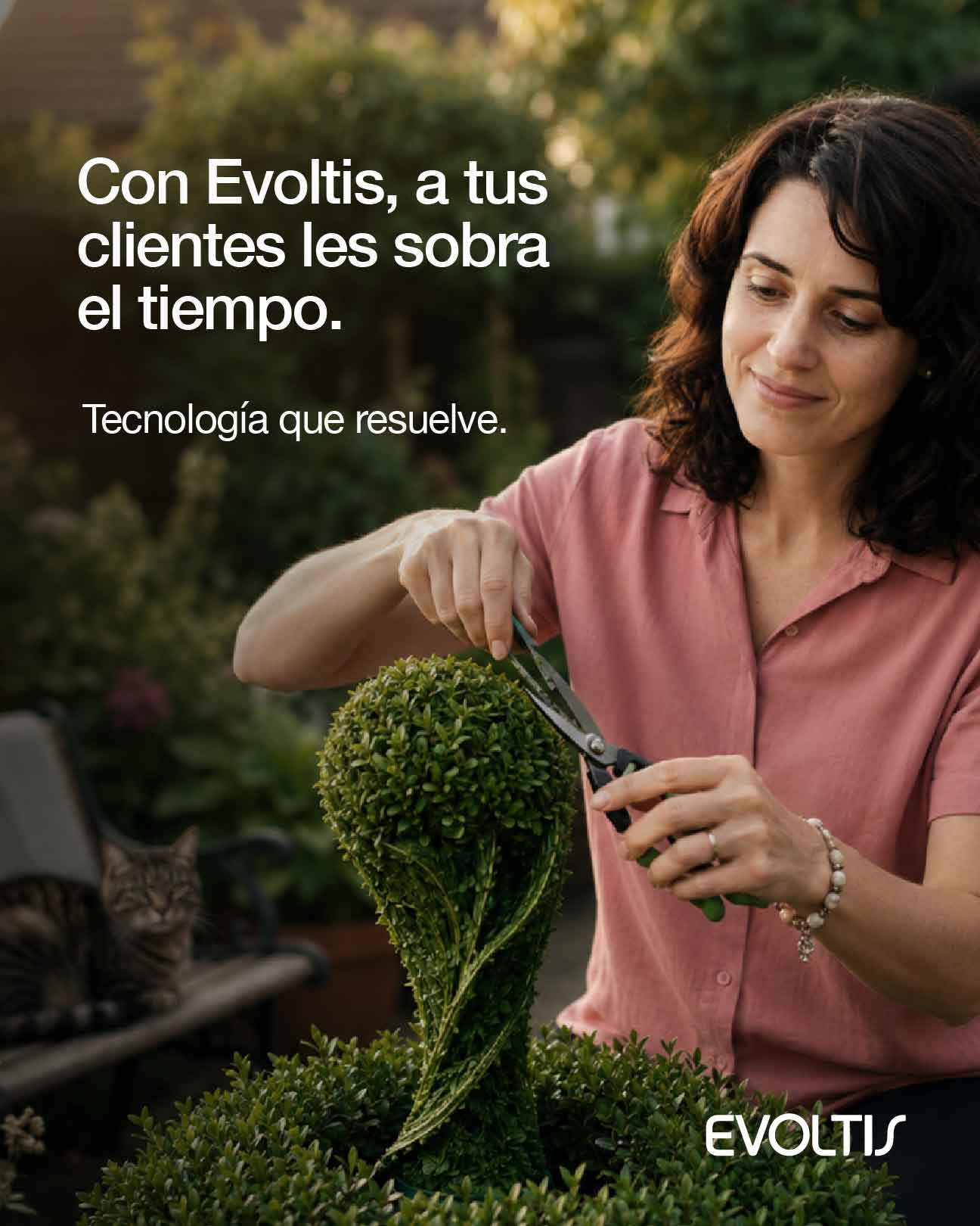 Pieza de la campaña de Evoltis con una mujer practicando jardinería